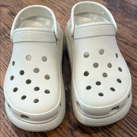 Tan or ivory platform Crocs, never worn - Picture 5 of 6